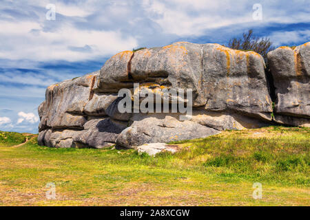 Der rosa Granitfelsen mit seltsamen Formen, Küste der Bretagne. Die Masse des riesigen rosa Felsen, der rosa Granit, Rock mit seltsamen Formen. Bretagne) Stockfoto