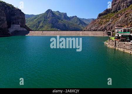 Koman See (Stausee) in den Bergen von Albanien Stockfoto