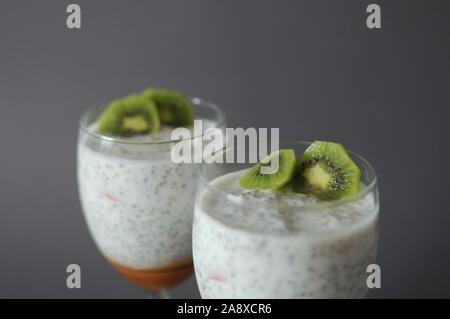 Gesunde chia Pudding in ein Glas mit frischem Kiwi und Erdbeeren Marmelade Stockfoto