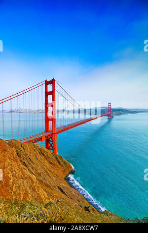 Blick auf die Golden Gate Bridge in San Francisco an einem sonnigen Tag. Stockfoto