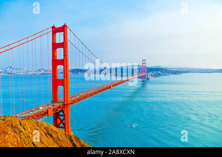 Blick auf die Golden Gate Bridge in San Francisco an einem sonnigen Tag. Stockfoto