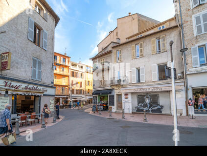 Touristen pass Cafés und Eisdielen am frühen Morgen, als Sie das charmante Dorf Antibes in der südlichen Region von Frankreich genießen. Stockfoto