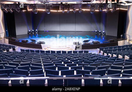 Hamburg, Deutschland. 09 Nov, 2019. Blick auf das Große Theater mit Bühne auf dem Kreuzfahrtschiff MSC Grandiosa während einer Tour von der Presse Quelle: Christian Charisius/dpa/Alamy leben Nachrichten Stockfoto