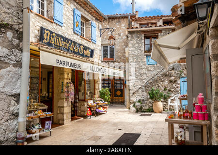 Eine malerische, urige Shop im mittelalterlichen Bergdorf Gourdon, in der Alpes Maritimes Abschnitt im Süden Frankreichs Stockfoto