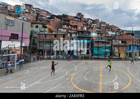 Kinder Fußball spielen in Comuna 13, Medellin, Kolumbien. Stockfoto