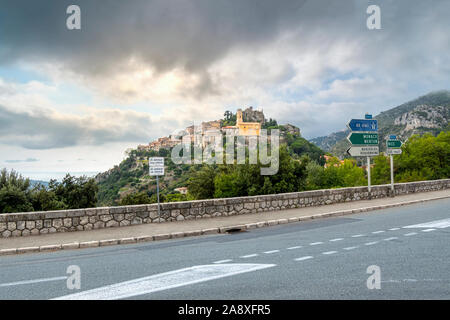 Blick von der Straße, verbindet die Dörfer an der französischen Riviera der Berg Dorf Eze im Süden Frankreichs Stockfoto