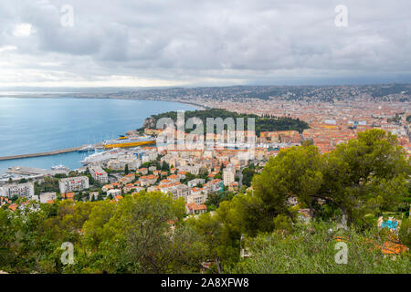 Blick vom Mont Boron Ausblick über die Altstadt, Mittelmeer, Port und Castle Hill an der Riviera Küste im Süden Frankreichs Stockfoto