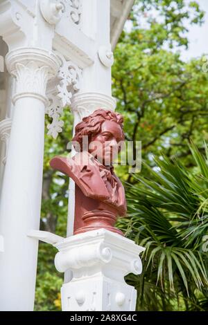 Büste des Komponisten Ludwig van Beethoven - Detail aus Weiß Hölzerner musikalischer Pavillon im Kurpark von Frantiskovy Lazne (Franzensbad) - Tschechische Republik Stockfoto