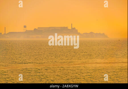 Blick auf Alcatraz Island vom Crissy Field Park in San Francisco bei Sonnenaufgang. Stockfoto