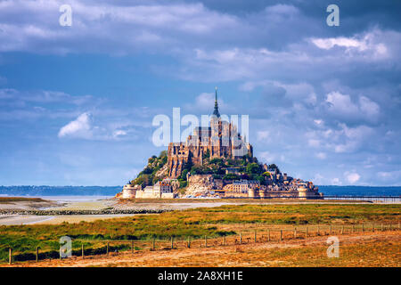 St. Michael's Mount ist eine Gemeinde in der Normandie. Die Insel hat strategische Festungen seit alten Zeiten gehalten und ist der Sitz von Mo. Stockfoto