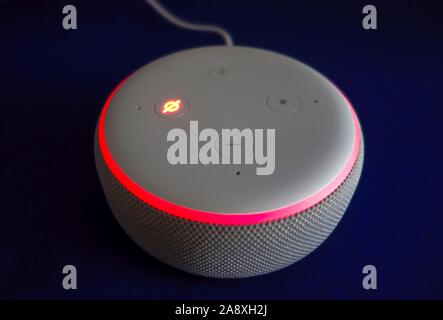 3. generation Echo Dot smart Lautsprecher mit Alexa von Amazon Stockfoto