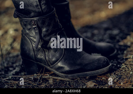 Unisex schwarz stiefel Nahaufnahme im Wald Stockfoto