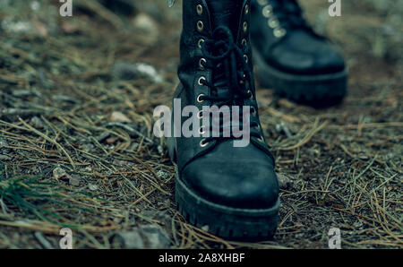 Unisex schwarz stiefel Nahaufnahme im Wald Stockfoto