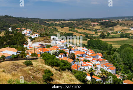 Charmante Architektur der hügeligen Aljezur, Algarve, Portugal. Blick in die kleine Stadt Aljezur mit traditionellen portugiesischen Häusern und ländliche Landschaft, EIN Stockfoto