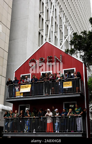 Feiern in Kapstadt während der Street Parade durch die Südafrikanische Springböcke Team nach dem Gewinn der 2019 Rugby World Cup in Japan gegen England. Stockfoto