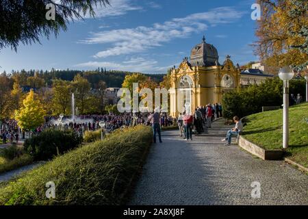 Leistung der Singenden Fontäne (Zpivajici Fontana) in kleinen Kurort Marianske Lazne (Marienbad) im westlichen Teil von Böhmen - Tschechische Republik Stockfoto