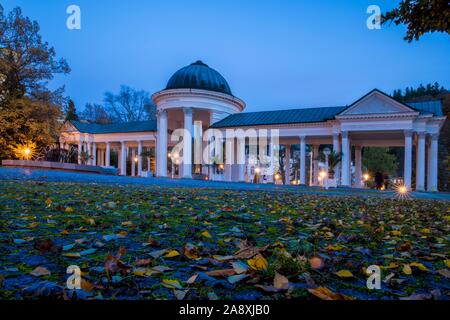 Kolonnade der Mineralquellen am Abend - Herbst in kleinen tschechischen Kurort Marianske Lazne (Marienbad) Stockfoto