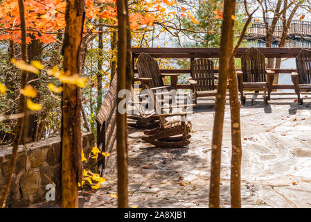 Adirondack Wippen auf einen Stein Terrasse mit Blick auf einen Bergsee bei Unicoi State Park in der Nähe von Helen, Georgia in den Blue Ridge Mountains. (USA) Stockfoto