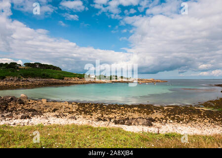 Die Verankerung von Porth Conger, St. Agnes, Isles of Scilly, Cornwall, England, Großbritannien, von der benachbarten Insel Gugh Stockfoto