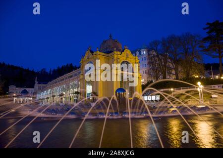 Der Kolonnade und singende Fontäne bei Nacht - Zentrum von Marianske Lazne (Marienbad) - tolle berühmten Kurort im Westen der Tschechischen Republik Stockfoto