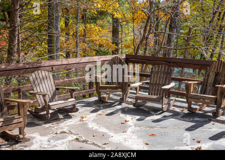 Adirondack Wippen auf einen Stein Terrasse mit Blick auf einen Bergsee bei Unicoi State Park in der Nähe von Helen, Georgia in den Blue Ridge Mountains. (USA) Stockfoto