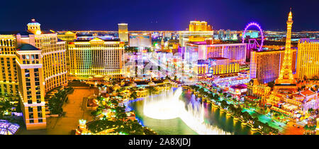 Blick auf den Las Vegas Boulevard bei Nacht mit vielen Hotels und Kasinos in Las Vegas. Stockfoto