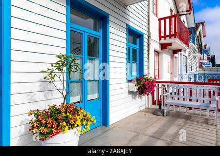 Bunte Fenster von 'Costa Nova Prado', Portugal. Windows in typischen kleinen Holzhaus mit bunten Streifen in Costa Nova. Aveiro. Portugal. Einze Stockfoto