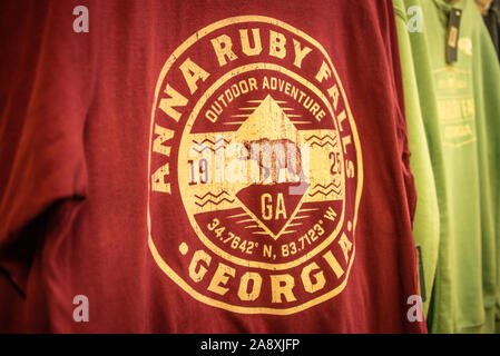 Anna Ruby Falls t-shirts an der National Forest Service Visitor Center and Gift Shop bei Anna Ruby Falls in Helen, Georgia, in der Nähe der Unicoi State Park. (USA) Stockfoto