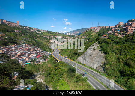 Comuna 13 und Comuna 7 Häuser aus dem San Javier metrocable in Medellin, Kolumbien gesehen. Stockfoto