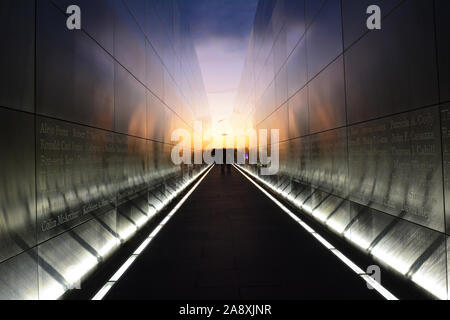 JERSEY CITY, NJ - 04 Sep 2019: leerer Himmel 9/11 Denkmal an der Liberty State Park bei Nacht. Das Denkmal ehrt die 749 New Jersey Seelen, die Ihre li verloren Stockfoto