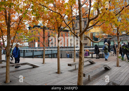 NEW YORK, NY - 05. Nov. 2019: Blick von der High Line an der 10th Avenue Square und Blicken an der 17th Street. Stockfoto