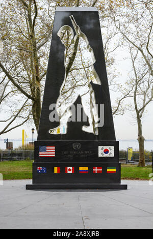 New York, NY - 05. Nov. 2019: New York Korean War Veterans Memorial. Die Freiheitsstatue kann in der Ferne durch den offenen Denkmal gesehen werden. Stockfoto