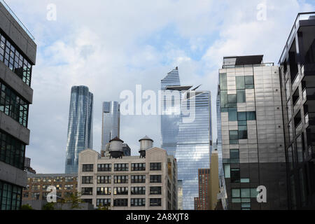 NEW YORK, NY - 05. Nov. 2019: New York City Skyline von der High Line hohe lineare Park gesehen. Stockfoto