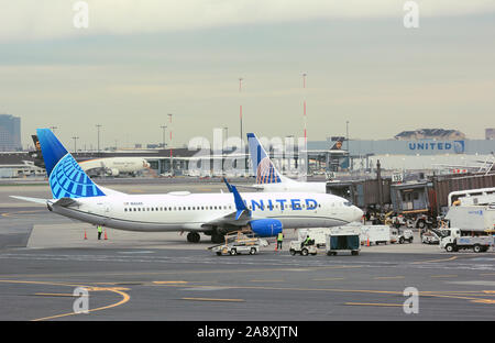 NEWARK, New Jersey - 05 Sep 2019: United Airlines 737 Flugzeug auf der Rollbahn, nähert sich der Tor am Newark Liberty International Airport (EWR). Stockfoto