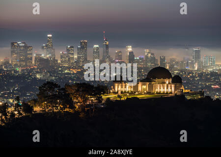 Los Angeles, Kalifornien, USA - 10. November 2019: Foggy predawn Dämmerung Blick auf die Innenstadt von Los Angeles und das Griffith Park Observatorium. Stockfoto