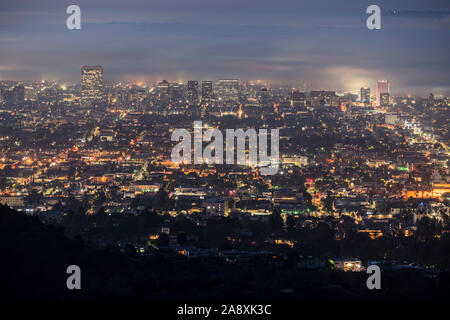 Foggy predawn Dämmerung Blick auf die Hollywood Bereich von Los Angeles, Kalifornien. Foto aus dem Berggipfel in der populären Griffith Park. Stockfoto