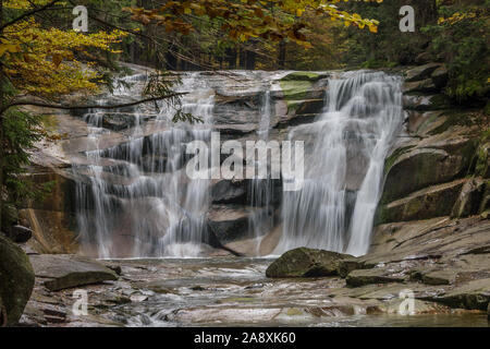 Herbst Mumlava Wasserfall im Riesengebirge, Harrachov, Tschechien mit langen Belichtungszeiten Stockfoto