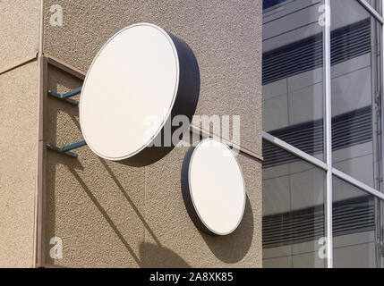 Blank zwei weißen Outdoor-runde Box Modell an der Wand montiert Stockfoto