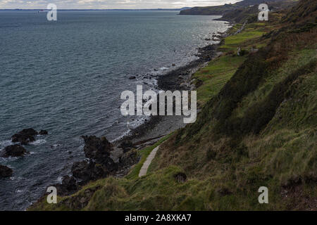 Die Gobbins dramatische Welle Absturz cliffside Wanderweg auf dem Osten Antrim Küste, Causeway Coastal Route, County Antrim, Nordirland Stockfoto