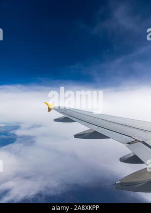 Flugzeug windows Ansicht über der Erde auf Sehenswürdigkeiten. Blick aus dem Flugzeug Fenster über einen Flügel fliegen hoch über Äcker und Felder. Blick von Win Stockfoto