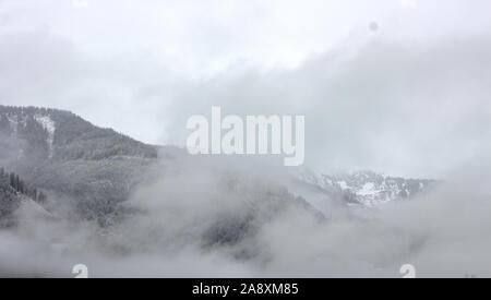 Winter in Oberösterreich, der Blick auf die Alpen durch eine Wolke Abdeckung Stockfoto