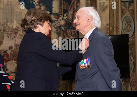 Französischer Botschafter der Vereinigten Königreich Catherine Colonna präsentiert Keith Wittling mit der Legion d'Honneur, bei einem Festakt in der Residenz des französischen Botschafters, in Kensington Gardens, London. Stockfoto