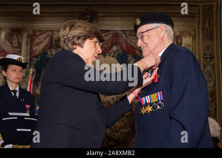 Französischer Botschafter der Vereinigten Königreich Catherine Colonna präsentiert William Allen mit der Legion d'Honneur, bei einem Festakt in der Residenz des französischen Botschafters, in Kensington Gardens, London. Stockfoto