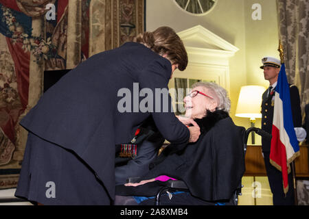 Französischer Botschafter der Vereinigten Königreich Catherine Colonna stellt Jean Neal mit der Legion d'Honneur, bei einem Festakt in der Residenz des französischen Botschafters, in Kensington Gardens, London. Stockfoto