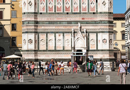 Touristische an der Piazza del Duomo, an der Unterseite der Giottos Glockenturm, Campanile, flornec, Toskana, Italien. Stockfoto