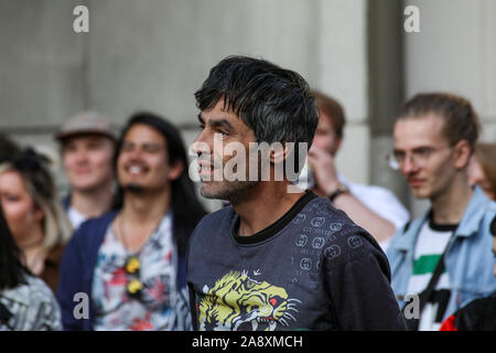Leute beobachten und hören auf der Straße Konzert in Kallio Block Party 2019 in Helsinki, Finnland Stockfoto