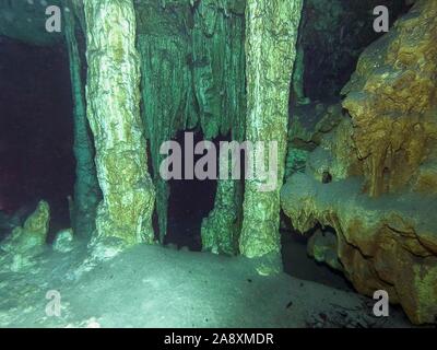 Unterwasser Formationen in der Cenote Dos Ojos in der Nähe von Tulum, Mexiko Stockfoto