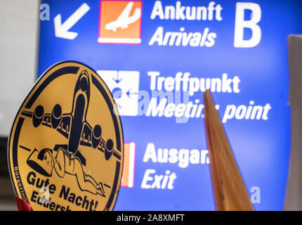 11 November 2019, Hessen, Frankfurt/Main: ein Plakat mit der Aufschrift 'Gute Nacht' vor ein Zeichen an die 300 Montag Demonstration der Fluglärm Gegner im Terminal 1 des Frankfurter Flughafens. Foto: Frank Rumpenhorst/dpa Stockfoto