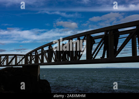 Die Gobbins dramatische Welle Absturz cliffside Wanderweg auf dem Osten Antrim Küste, Causeway Coastal Route, County Antrim, Nordirland Stockfoto