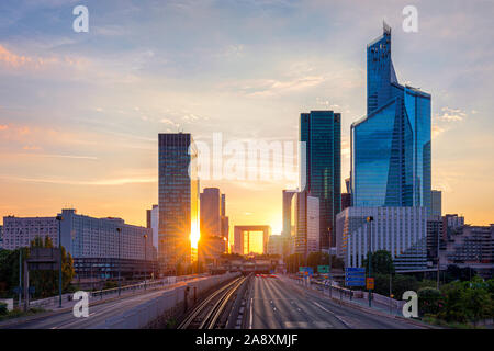 La Defense Financial District Paris Frankreich bei Sonnenuntergang. Wolkenkratzer von Verteidigung modernen Geschäfts- und Finanzviertel in Paris, mit hohen Gebäuden Stockfoto